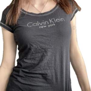 Super snygg Calvin Klein t shirt men coola detaljer 😻