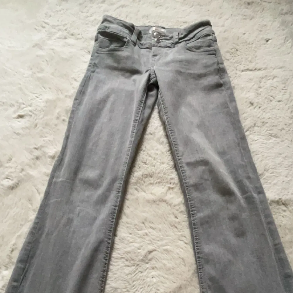 Ljusgråa jeans från Gina Young. I storlek 146🤍. Jeans & Byxor.
