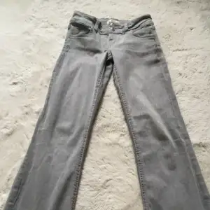 Ljusgråa jeans från Gina Young. I storlek 146🤍
