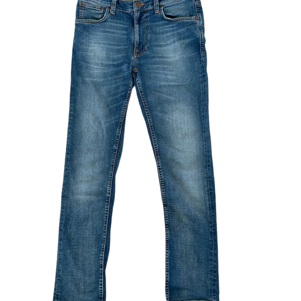Riktigt feta nudie jeans i ljusblå färg! (Slim fit) storlek: W30 L30, modellen är 170cm och väger 50kg, passar dock större. Skick: 9/10 finns inga defekter! Skriv såklart om ni har några frågor!🙌. Jeans & Byxor.