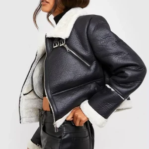 Skinnjacka med fluff  - Jacka från boohoo i storlek 38 med fluff,finns även så man kan ha ett skärp till,användt 2 gånger å köpt för 990 så säljer för 900 då den är i samma skick som den kom. Köparen står för frakt❤️