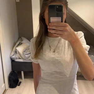 Klänning - Säljer nu denna klänningen som nästan aldrig har kommit till användning, den är öppen i ryggen och är i storlek 34 och är i jätte bra skick💕