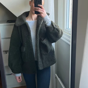 Grön jacka - Säljer min gröna jacka från zara, en superfin modell. Det är fuskpäls. Storlek S💚