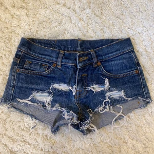 Mörkblå shorts med slitningar - Superfina mörkblå shorts med hål/slitningar.  Midjemåttet är 37 cm