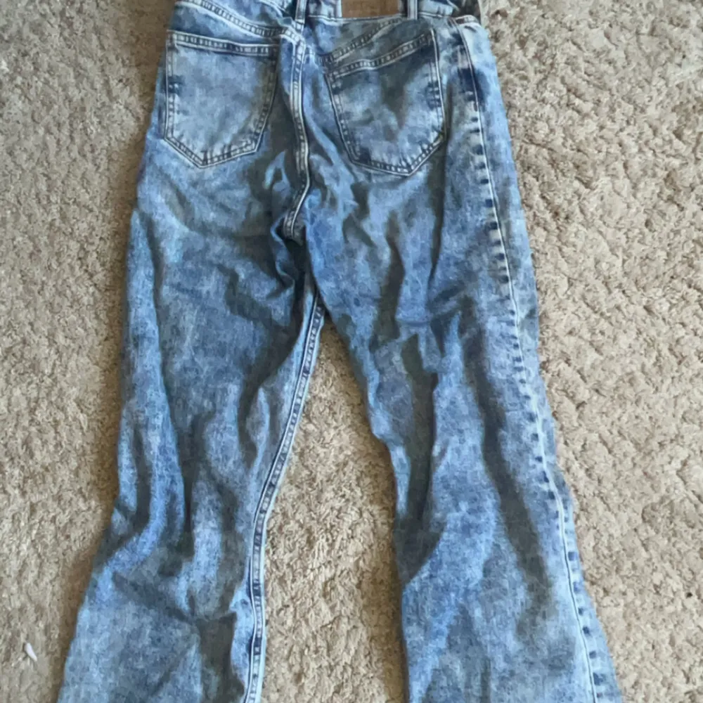Säljer dessa stonewashed jeans för att de ej passar mig❣️ Inga deffekter då jag ej använt de, orginal pris 500kr❣️ Kom privat för fler bilder ❤️ Storlek 34 men skulle säga att det skulle passa storlek 32-36 också❣️ de ser ut som straight jeans på bild❣️. Jeans & Byxor.
