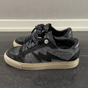 Zadig skor - Zadig skor perfekta till sommaren, de är is storlek 36-37 och är sparsamt använda. Dustbag följer med