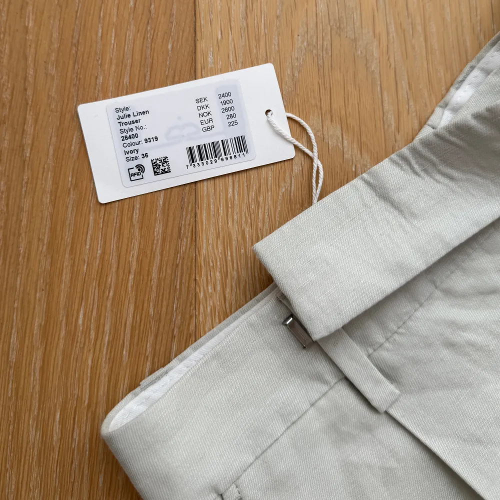Helt nya Filippa K Julie linen storlek 36. Nypris 2400. 54% bomull och 46% linne. Jeans & Byxor.