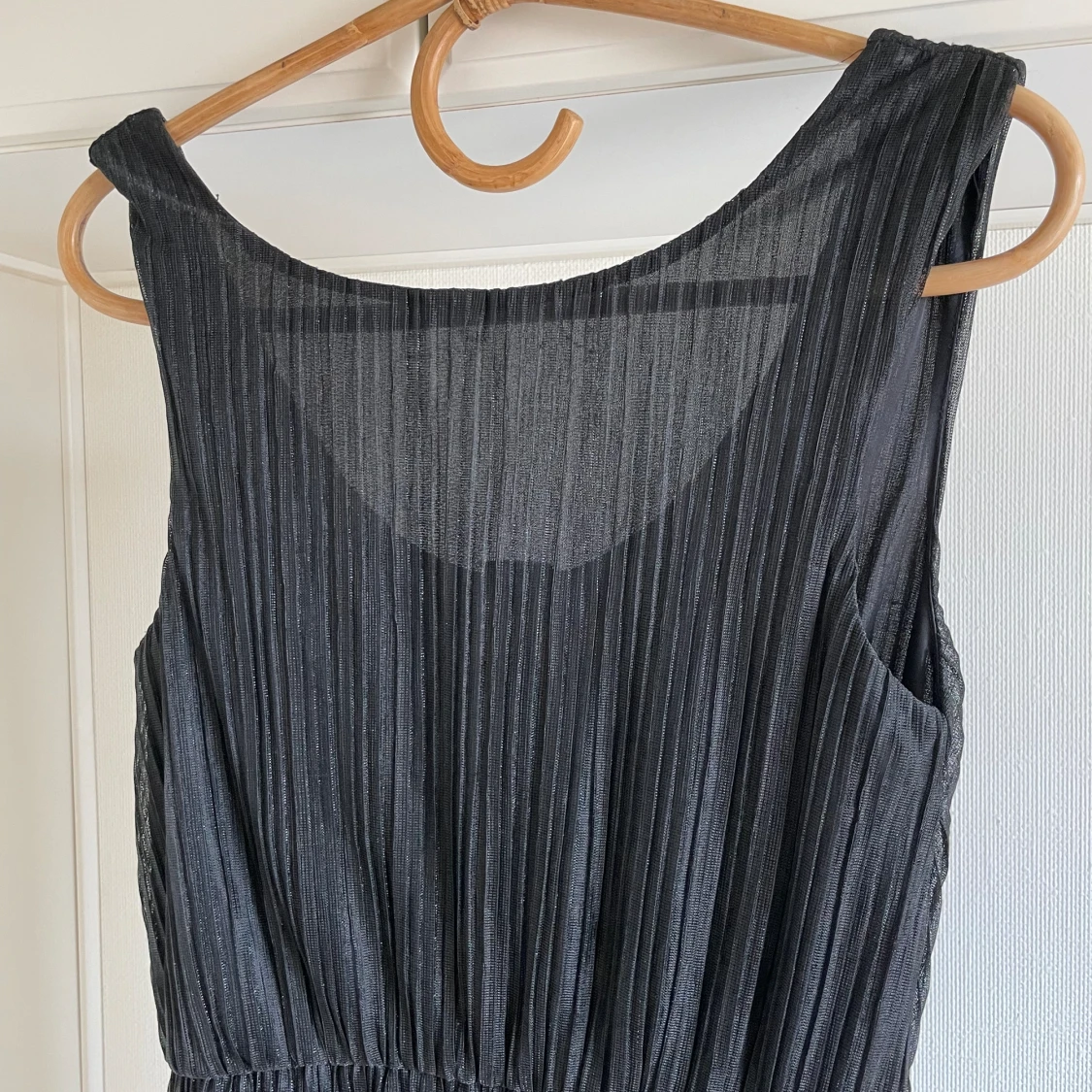 Glittrig svart klänning  - 91