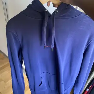 mörk blå hoodie 