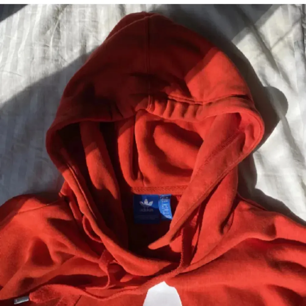 Röd hoodie från Adidas, stl XS, oversized, använd få gånger så den är nästan i nyskick, nypris 700kr. Hoodies.