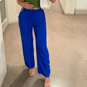 Blåa byxor från Zara - Blåa sköna & snygga byxor från Zara, bara använda 1 gång.