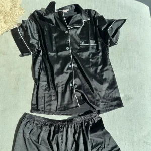 Pyjamas Victorias secret - Säljer denna oanvända pyjamas från Victorias secret. I satin material och i strl m. Medföljer skjorta och shorts