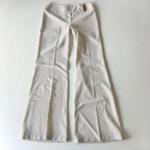 Randiga byxor - Vitntage lågmidjade randiga bootcut / vida kostymbyxor från Mango. Midjemått: 70 cm. Innerbenslängd: 80 cm. De är för små i midjan så det finns inga bilder med dragkedjan stängd. Inga defekter. Modellen är 167 cm lång. Skriv privat för mer bilder! 💕