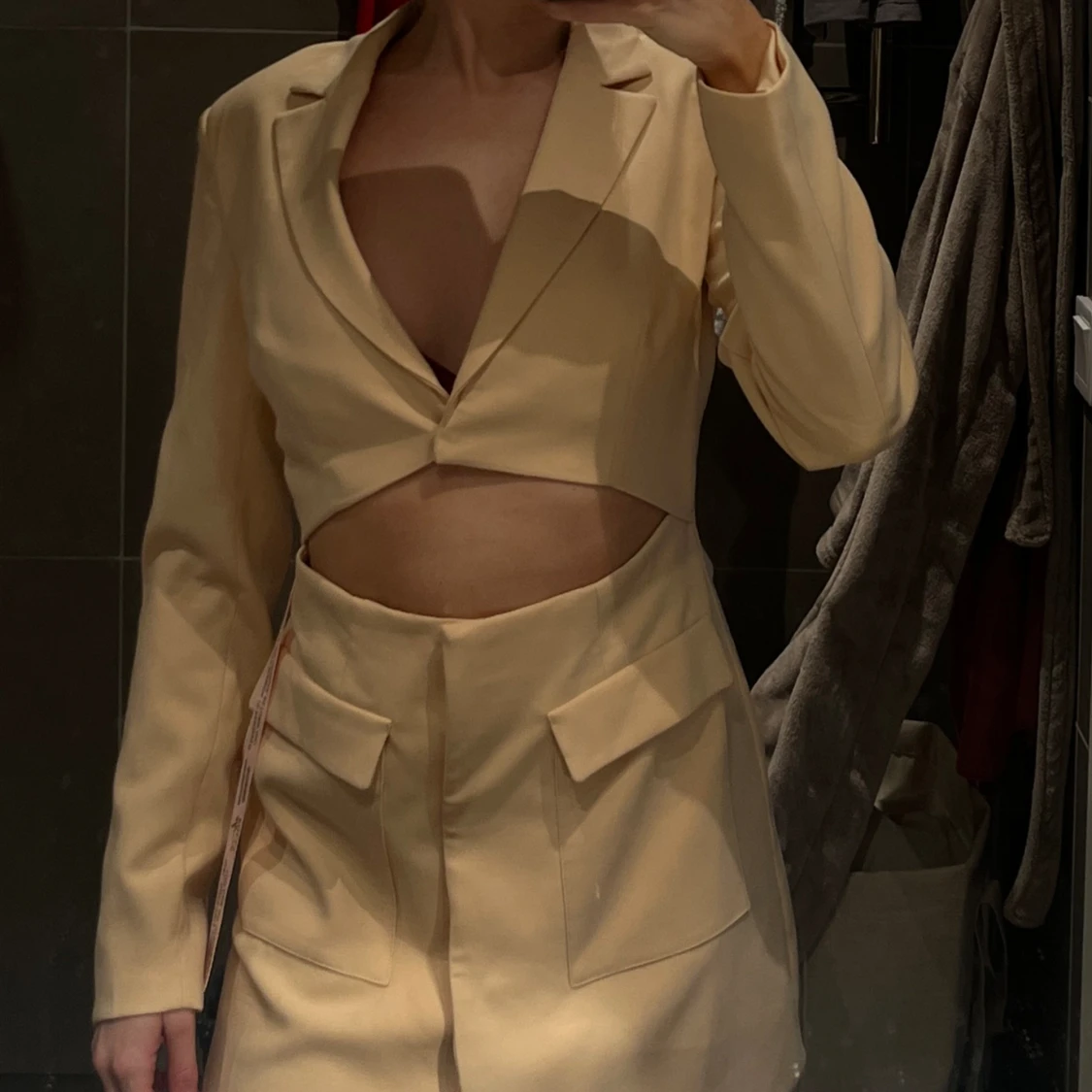 Kostym cut out klänning lappar kvar  - 92