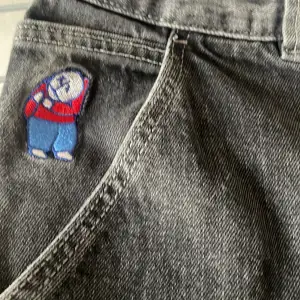 Jeansen är XS, har väldigt bra skick.Dessa är baggy jeans för dom som undrar. Dessa är ochså gamla versionen på loggan. 