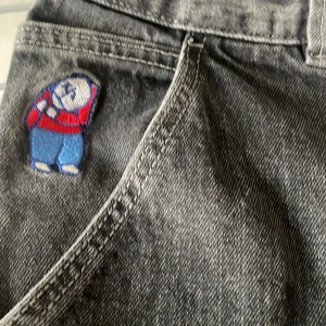 Big boy jeans - Jeansen är XS, har väldigt bra skick.Dessa är baggy jeans för dom som undrar. Dessa är ochså gamla versionen på loggan. 