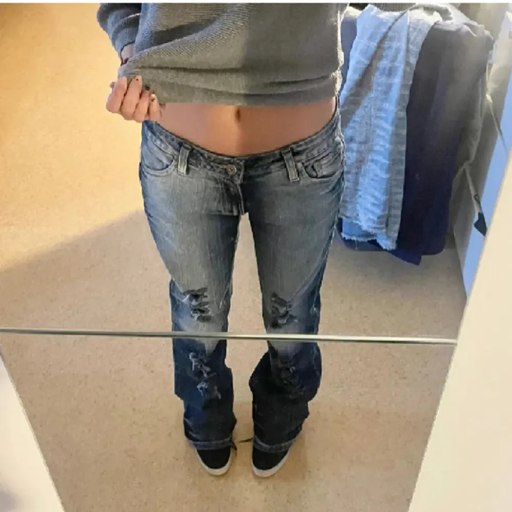 Jätte snygga jeans som tyvärr inte kommer till användning längre😇. Jeans & Byxor.