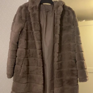 Pälskappa - En pälskappa inköpt på New Yorker. Använt men i fint skick. 