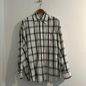 Skjorta Our Legacy - Oanvänd skjorta från our legacy, storlek 46 med oversized passform , nypris 2800kr, pris kan diskuteras vid snabb affär.