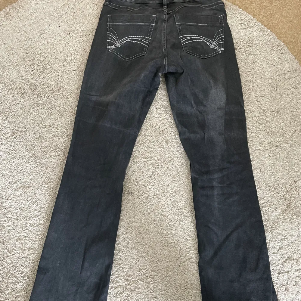 Svarta blotcut jeans, endast använda 2 gånger.. Jeans & Byxor.
