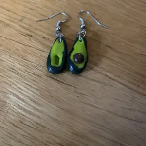 Avokadoformade örhängen