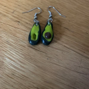 Örhängen - Avokadoformade örhängen