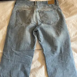 Säljer mina GinaTricot lågmidjade stright jeans i storlek 36, använda i ca 1 år. Uppsydda för alla short girlies, benet är 73 cm långt och passar mig perfekt som är 158cm lång.