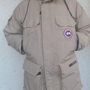 Canada Goose Parka - Beige Canada Goose jacka som är i jätte bra tillstånd. Rökfri och utan fläckar.