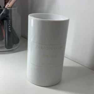 Zarkoperfume - Säljer min oanvända zarcoperfume då den tyvärr inte kommer till användning🩷50 ml och kostar ca 1000 ny💗i lukten the muse, lukter jätte fräscht och ny tvättat💕