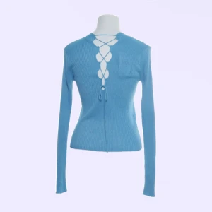 turkos tröja🦋🩵 - fin långärmad tröja med knytning baktill, köpt på sellpy från mango. säljer då den inte kommer till användning🩵🦋