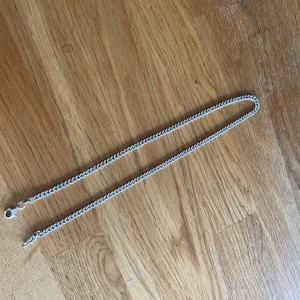 Silver halsband (äkta)  - Säljes då de inte kommer till andvänding.  Kedjan är 42cm lång  Säljes för 300 kr eller rimligt bud