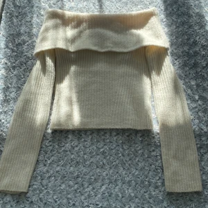 Stickad tröja - TRYCK INTE PÅ KÖP NU SKRIV PRIVAT FÖRST!🩷  Stickad off shoulder tröja från hm, använd 2ggr jättefint skick! 