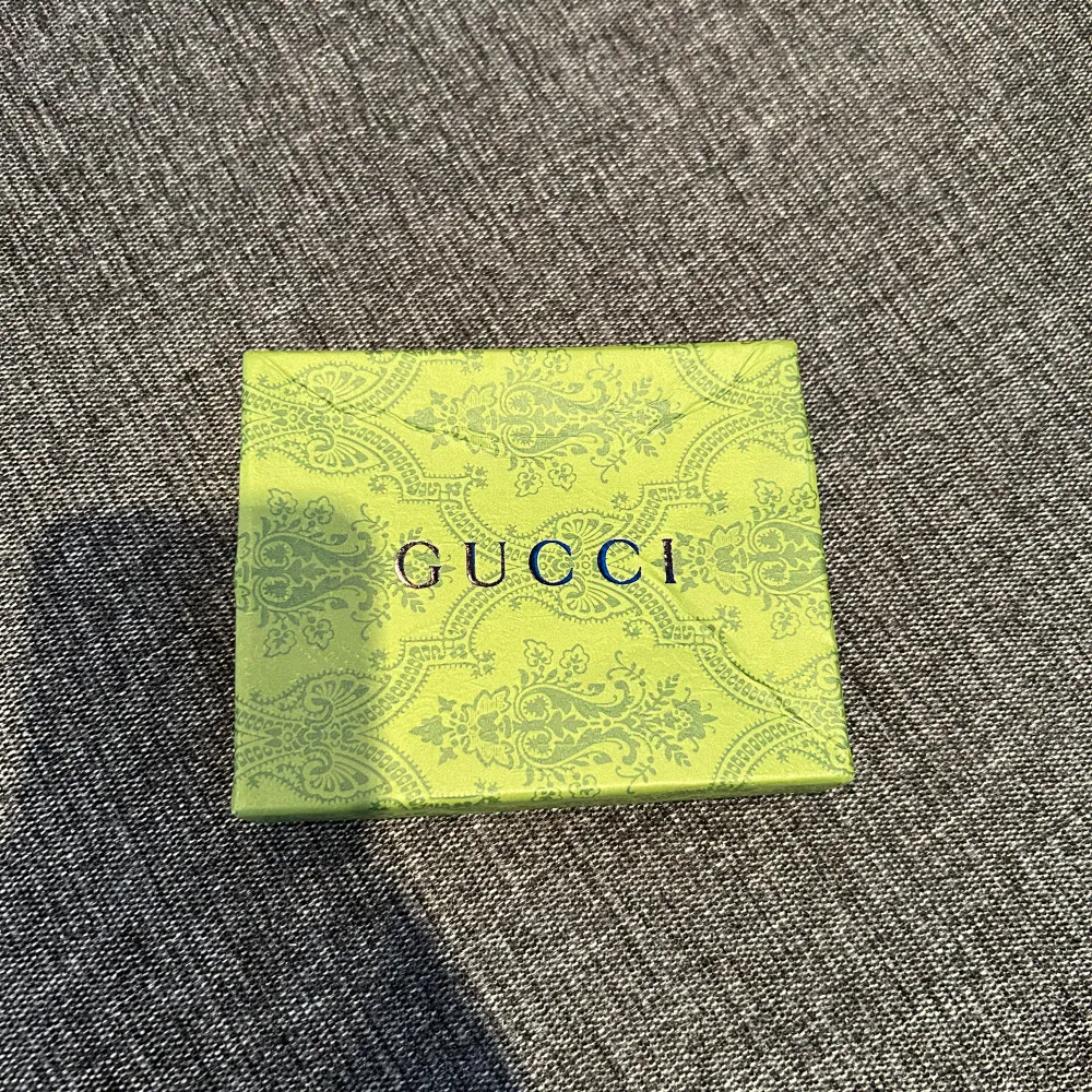 Tjena jag säljer min Gucci snake plånbok då jag inte tyckte om den, jag har haft den i cirka en vecka nu personligen är va det inte min smak men den är jätte fin och man kan få plats med rätt många kort i den också. Byte funkar också!. Accessoarer.