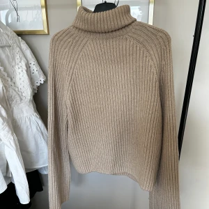 Stickad tröja  - Säljer denna stickade tröja från H&m. Använd fåtal gånger, bra skick, inga defekter🩷