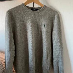 Ralph lauren tröja - En stickad ralph lauren tröja (väldogt mjuk och skön) säljer för den inte riktigt passade mig tyvärr. väldigt bra skick och sparsamt använd