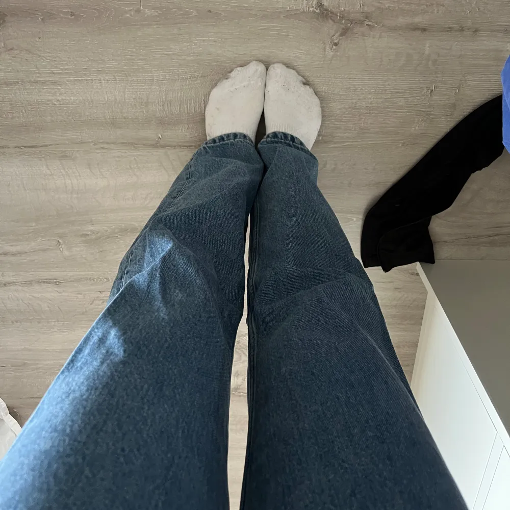 Mörkare blå jeans inköpta för 600 kr i December 2023. Använda ett fåtal gånger så de är i nyskick. Storleken är W29 och L30.  Modellen är 165 cm lång och vanligtvis en XS/S.  Hör av dig om du har frågor eller önskar mer bilder🙌🏽🥰. Jeans & Byxor.