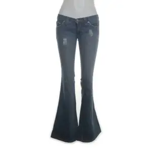 Ett par as snygga lågmidjade jeans. Dem passar i längden, är 176, men lite små i midjan. Midjemått: 82, innebenslängd: 90. Jeansen är från Frankie B