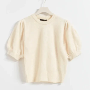 Tröja  - Stickad kortärmad tröja med puffärm, storlek xs❤️