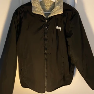 Stüssy Jacka 8Ball (reversible) - Säljer min stüssy jacka eftersom jag inte använder den särskillt mycket. Den har inga skador och är använd typ 5 gånger. Skick 10/10. Storlek S/M (funkar för båda) Nypris - 2 250kr Mitt pris - 699kr
