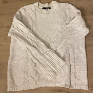 Vit stickad tröja  - Vit stickad tröja. Pris går att diskutera. Skriv för fler bilder. 