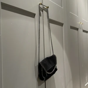 Stella McCartney väska - Säljer min Stella McCartney väska som är inköpt för cirka 2 år sedan. Säljer pga av att jag ej använder den längre..💕🦋Inköpt på Farfetch för cirka 6.000kr men säljer för billigare! 🥰🥳Otroligt bra skick och kan gärna mötas upp! 