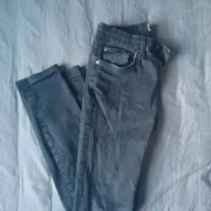 Slimmy jeans från lager 157, använda men inga hål Tajta