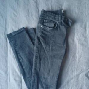 Jeans 30/32 - Slimmy jeans från lager 157, använda men inga hål Tajta