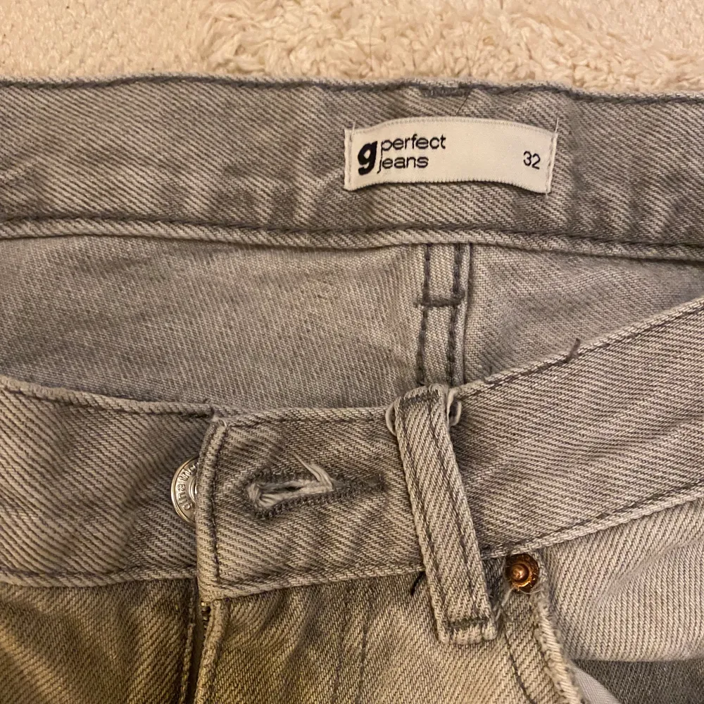 Low waisted perfect jeans från Gina tricot. Gott skick. Säljs då de inte kommer till användning längre. Är 169 cm och de är perfekt längd för mig. Midjemått raktöver är ca 33 cm. Hör av er vid fler frågor💕. Jeans & Byxor.