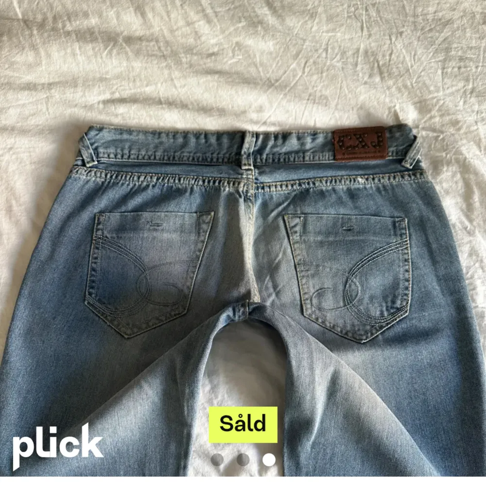 Jättefina byxor, säljer för att de var lite för stora för mig Mått: midja 40             innerben 80 (inte mina bilder). Jeans & Byxor.