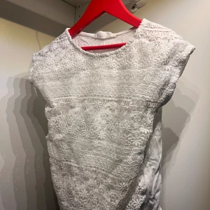 Spetströja - Spetsmönstrad t-shirt. 