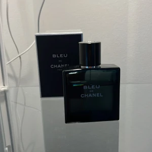 Blue de Chanel edt - Den är 50ml men skulle säga att det är 40ml kvar och det är en god åretrunt parfym som går att använda till alla tillfällen och byten går, pris kan diskuteras!