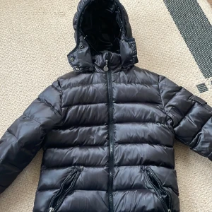 Moncler jacka - Bra skick passade inte mig längre har ingen flärp till dragkedjan till fickan 