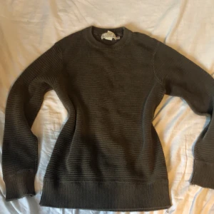 Långärmad stickad tröja - Långärmad brun stickad tröja från H&M och i bra skick. Pris kan diskuteras och skriv vid frågor🫶