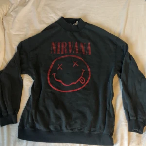 Nirvana bandtröja ❤️ - Svart långärmad tjocktröja med rött Nirvana tryck. Bra skick och köpt från H&M. Pris kan diskuteras och skriv vid frågor 🫶